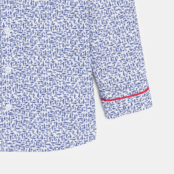 قميص مُزيَّن بطبعة، باللون الأزرق للفتيان.